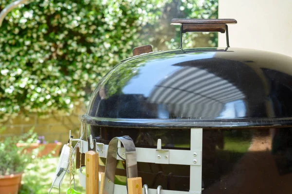 Barbecue nero chiuso — Foto Stock