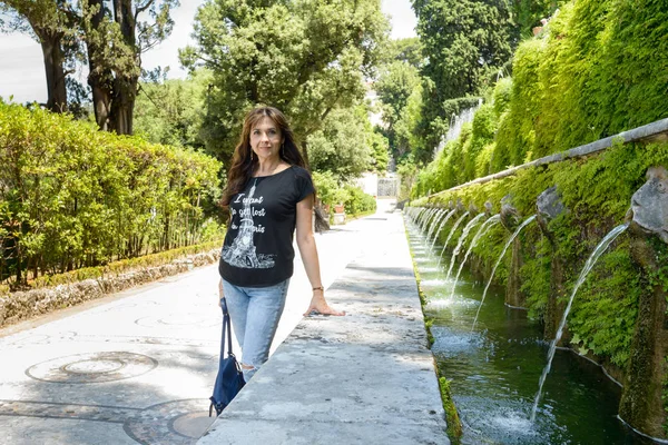 Mädchen in der Nähe von Brunnen — Stockfoto