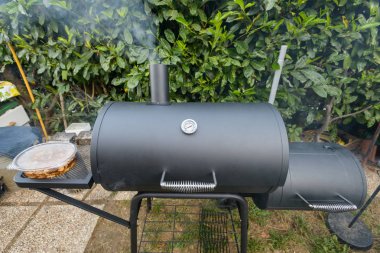 Barbekü sigara içen kettke