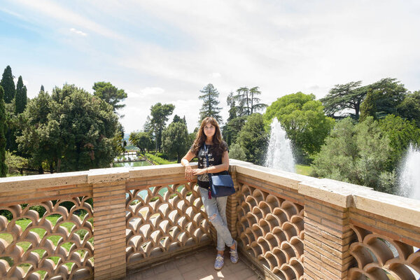 Девушка на балконе
