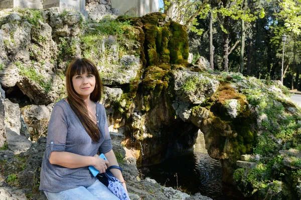 Mädchen Wasser und Felsen — Stockfoto