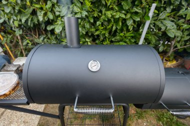 Barbekü sigara içen kettke
