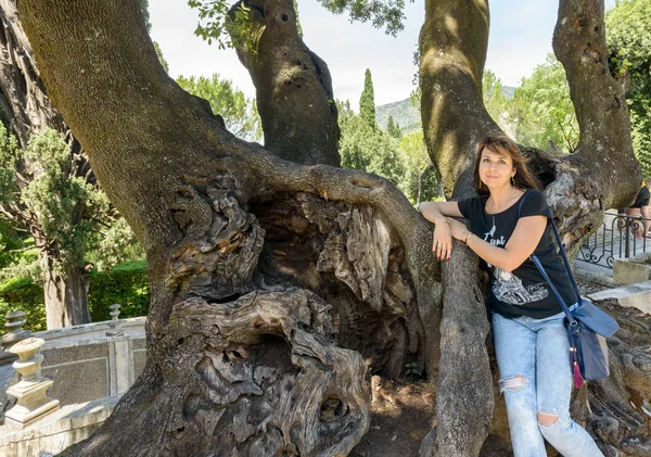 Kız büyük bir ağaç yakınındaki — Stok fotoğraf