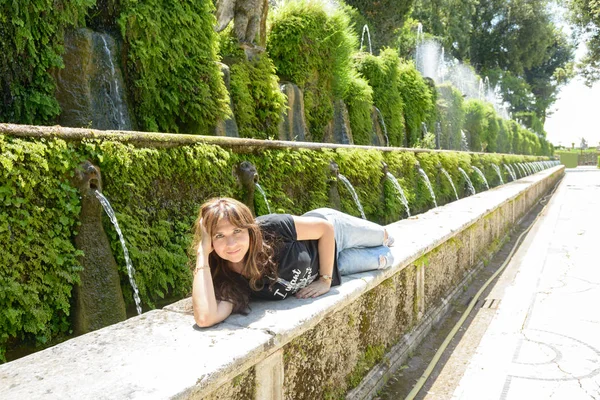 Fountain yakınındaki kız — Stok fotoğraf