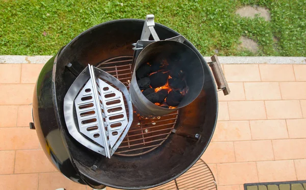 Preparazione griglia barbecue — Foto Stock