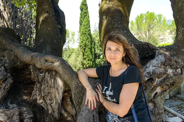 큰 나무 근처 여자 — 스톡 사진