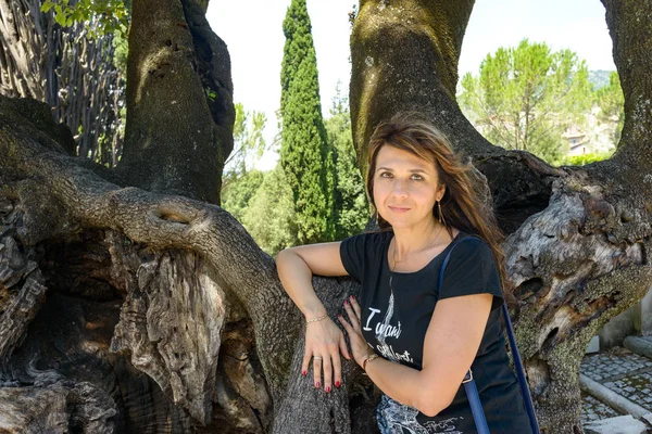 Mädchen nahe einem großen Baum — Stockfoto