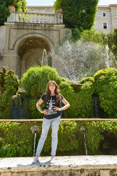 Mädchen in der Nähe von Brunnen — Stockfoto