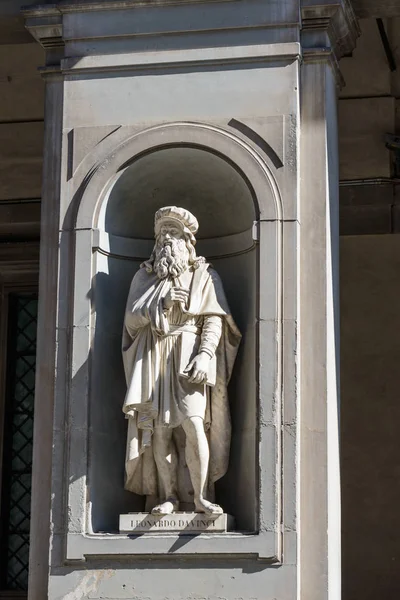 Leonardo da vinci άγαλμα — Φωτογραφία Αρχείου