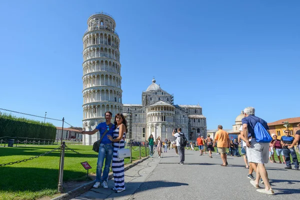 Turisti a Pisa — Foto Stock