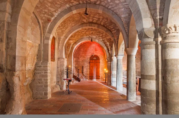 Dentro de la iglesia de San Leo, los arcos — Foto de Stock
