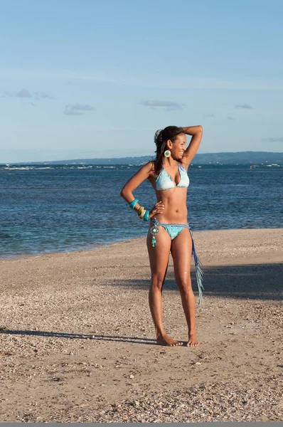 Porträt eines dominikanischen Mädchens im Bikini — Stockfoto