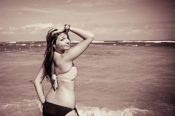 Porträtt av en Dominikansk flicka klä bikini — Stockfoto