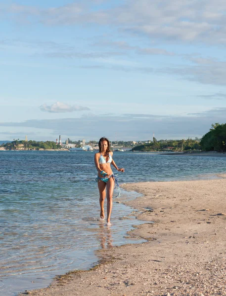 Retrato de una chica dominicana vistiendo bikini —  Fotos de Stock