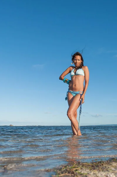 Dominikli bir kızın bikinili portresi — Stok fotoğraf
