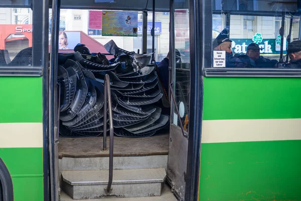 Policía ucraniana en un autobús — Foto de Stock
