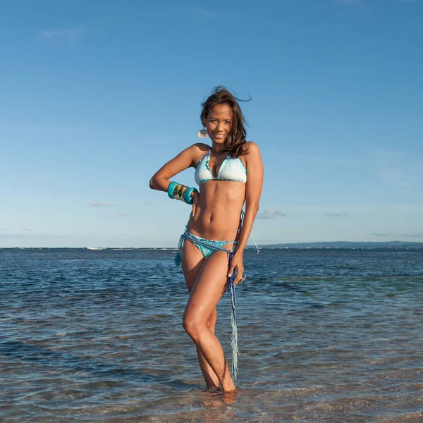 Porträt eines dominikanischen Mädchens im Bikini — Stockfoto