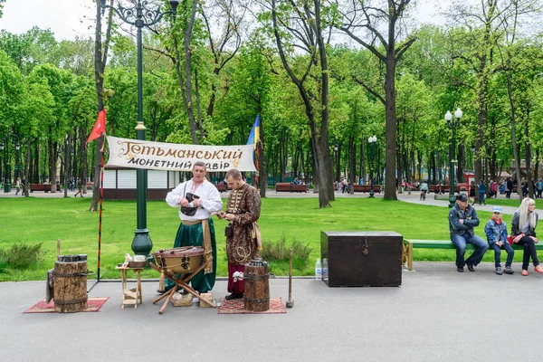 Ukrainian musician couple — Stock Photo, Image