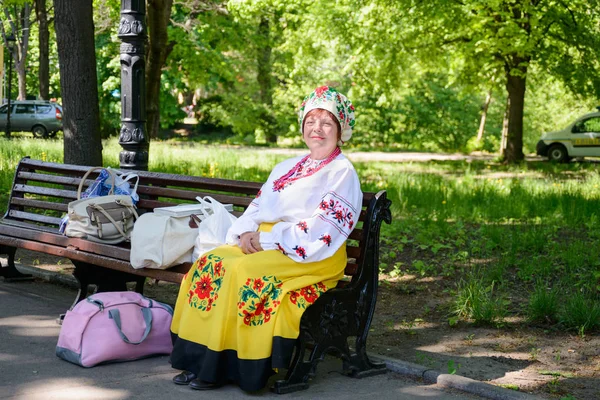 Mujer ucraniana típica — Foto de Stock