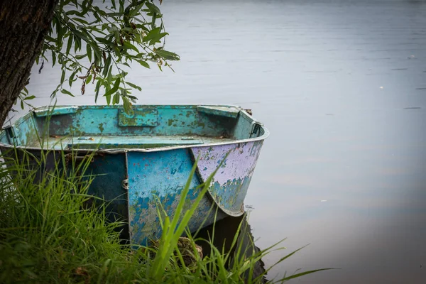 Velho barco enferrujado — Fotografia de Stock