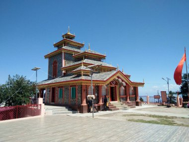 Dev Bhoomi Uttarakhand 'da bulunan Surkunda adında geleneksel bir tapınak. Uniyal Gaon 'da Dhanaulti' ye çok yakın bir yerde.