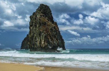 İkizler (Dois irmaos), Brezilya 'nın Fernando de Noronha Takımadası' nın ana kartpostal manzaralarından biridir.