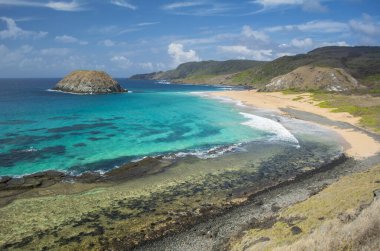 Brezilya 'nın Fernando de Noronha şehrinde yer alan aslan plajı (Praia do leao). Fernando de Noronha takımadası Brezilya kıyılarının yaklaşık 400 km uzağında yer almaktadır..