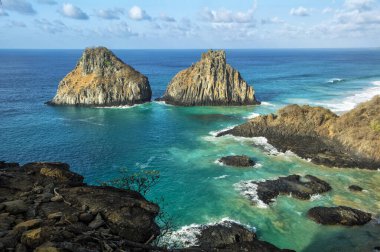 İkizler (Dois irmaos), Brezilya 'nın Fernando de Noronha Takımadası' nın ana kartpostal manzaralarından biridir.