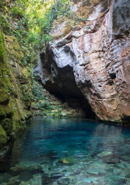 Mavi büyü (Encanto azul), Brezilya 'nın Chapada das mesas şehrinde doğal bir yüzme havuzu ve şnorkelle yüzme noktasıdır..