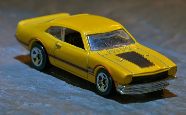 Egy Sárga Autó Amit Úgy Lőttek Hogy Igazi Modellnek Tűnjön — Stock Fotó