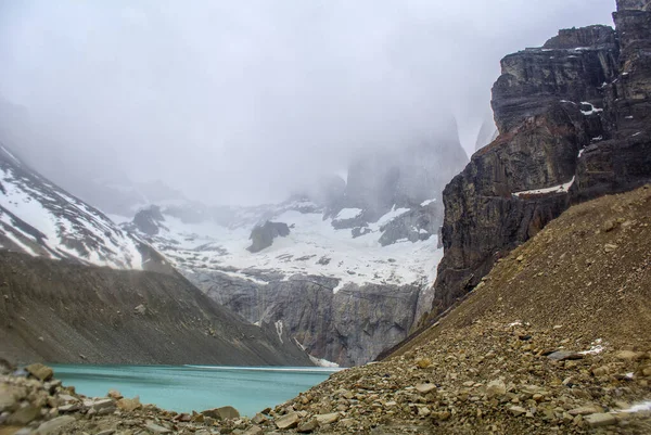 토레스델 Torres Del Paine 청록색 눈덮인 바위로 바위로 형태이다 — 스톡 사진