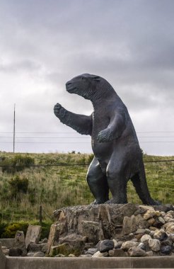 Puerto Natales, Torres del Paine, Şili 'deki Cueva del Milodon turistik merkezini tanıtan bir milodon heykeli.