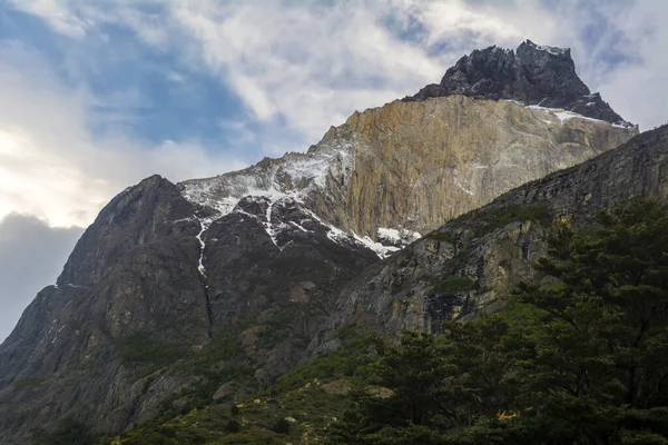 Formacje Skalne Los Cuernos Nakręcone Podczas Trasy Trekking Torres Del — Zdjęcie stockowe