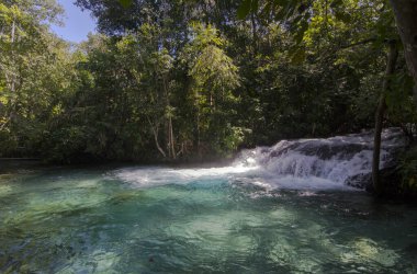 Formiga nehri. Kristal berrak sular, turkuaz rengi. Mevsimde çok kalabalık bir cazibe. Cachoeira do Rio Formiga.