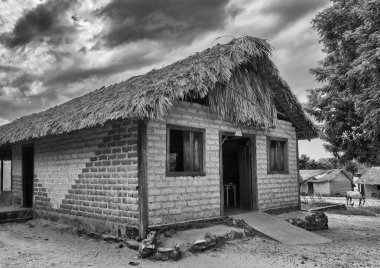 Tipik mumbuca köyü evi. Palmiyelerden yapılmış tavan. Jalapao, Brezilya 'da