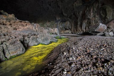 Brezilya, Goias 'taki Terra Ronca mağarasında. Burası Terra ronca mağara kompleksinin ana mağarası. Sudaki sarı madde sülfür..