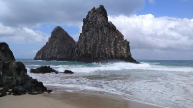 İkizler (Dois irmaos), Brezilya 'nın Fernando de Noronha adasının en önemli yerlerinden biridir. Nefes kesici manzara..