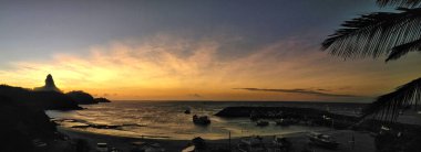 Brezilya 'nın Fernando de Noronha liman bölgesini gösteren günbatımı manzarası (Praia do porto).