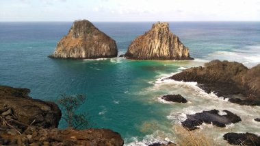 Brezilya 'nın Fernando de Noronha adasının ana kartpostallarından ikizler (Dois irmaos). 