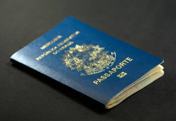 Бразильский Паспорт Необходимый Документ Путешествий Тёмном Фоне — стоковое фото