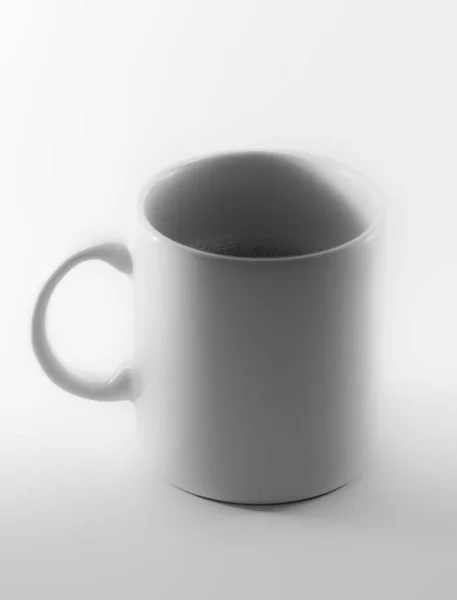 Klasyczny Klasyczny Kubek Kawy Delikatne Światło Przed Białym Tłem — Zdjęcie stockowe