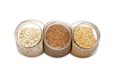 Beyaz bir arka plan üzerinde kavanozlara püresi