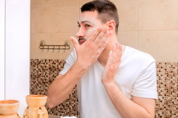 Mladík Umývá Obličej Gelem Osobní Péče Ten Chlap Koupelně Myje — Stock fotografie