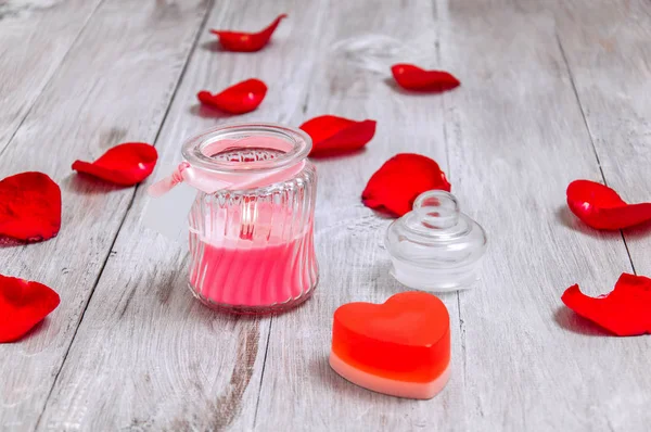 Candela Rosa Profumata Vaso Vetro Petali Rosa Cuore Tavolo Legno — Foto Stock