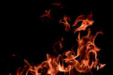 Diller siyah arka planda dans eder. Ateşten ateş.