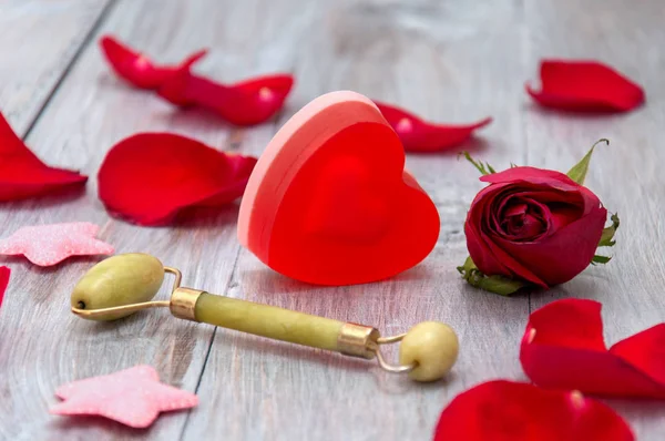 Rullo Giada Viso Rosa Rossa Sapone Profumato Sotto Forma Cuore — Foto Stock