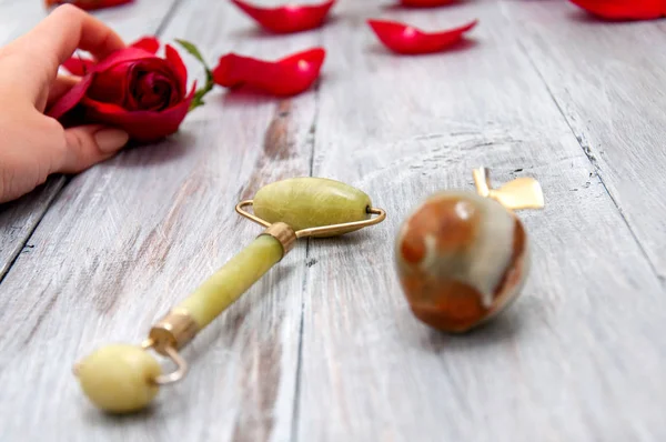 Ragazza Tiene Mano Una Rosa Rossa Contro Tavolo Grigio Cui — Foto Stock