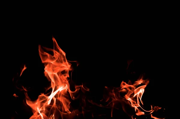 Siyah arka planda şenlik ateşi. Ateş düzeni. Siyah yalıtılmış arka planda alev dilleri