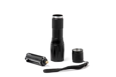 Beyaz arka planda gri ahşap bir masada küçük siyah cep lambası. Işık arkaplanının yakın plan fenerini kapatmış. Parçalanmış el feneri.