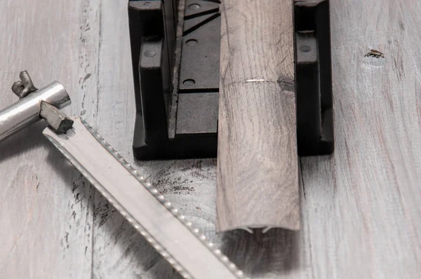 Инструменты Сером Деревянном Столе Ножовка Металла Ящика Клещей Отвертки Винтов — стоковое фото